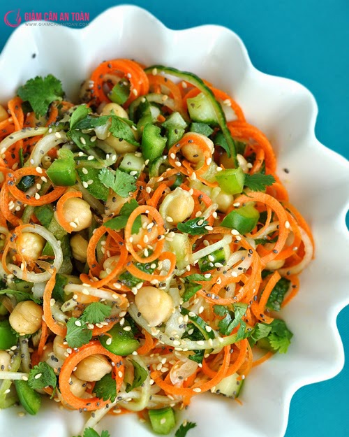 Cuối tuần vào bếp làm món salad dưa leo giảm cân lại đẹp da